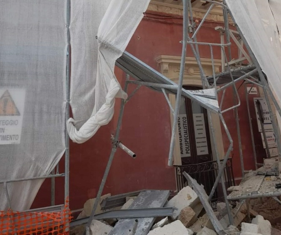 Nel corso della giornata, di ieri tre operai sono rimasti feriti a seguito del crollo di una volta stella di un edificio in fase di ristrutturazione a Squinzano